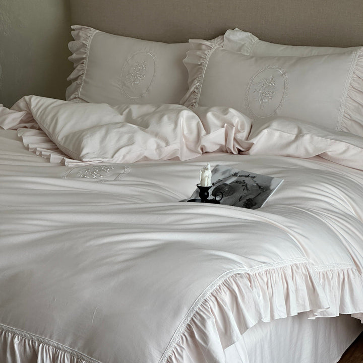 Ruffled bedding set made of cotton jacquard with medallion relief
