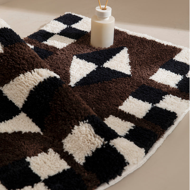 Non-slip bath mat with geometric ethnic pattern