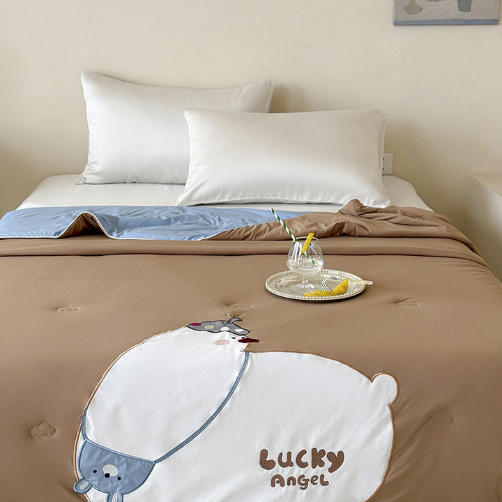 Reversible quilted bedspread with embroidered bear motif and light filling