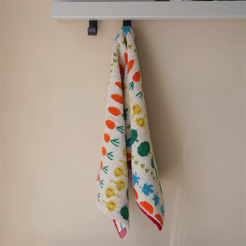 Highly absorbent terry kitchen towel with cheerful vegetable and flower design
