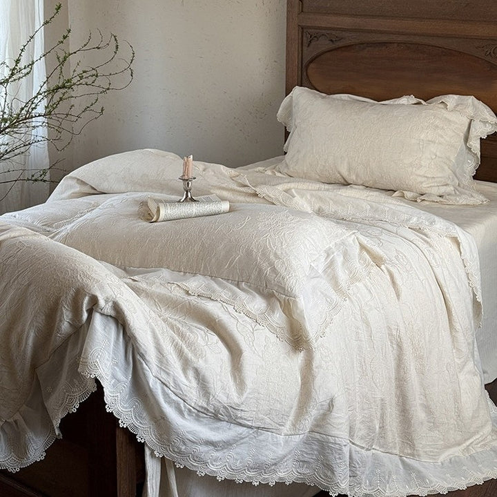 Jacquard bedding set with floral relief pattern and lace border