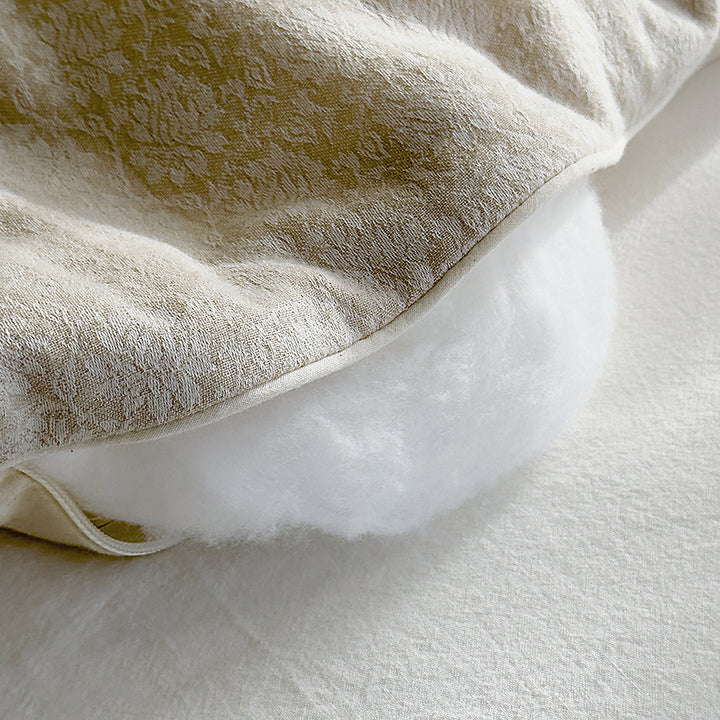 Ultralight thermal quilt with climate-regulating hollow fiber filling