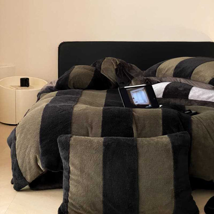 Cozy reversible daybed cover made of microfleece with wide stripes