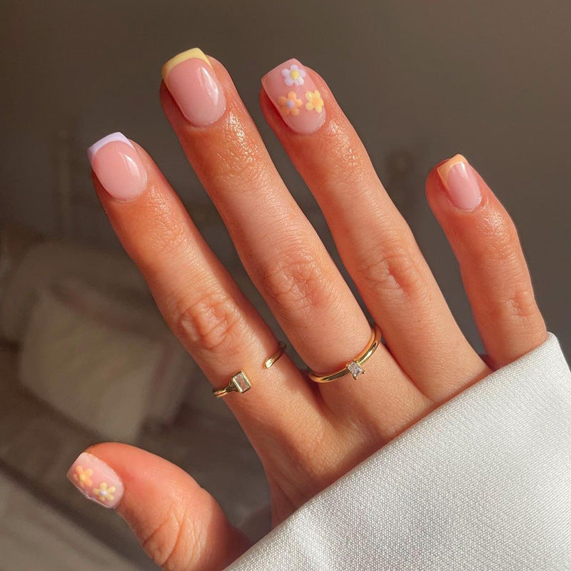Artful Nail Art with Floral Motif Kalsten
