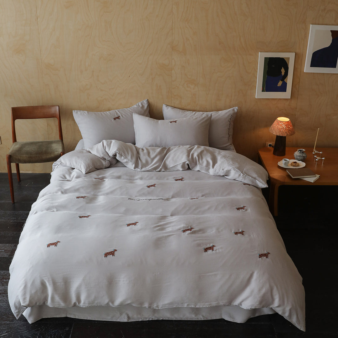 Bedding set made of cotton percale with embroidered dachshund motifs