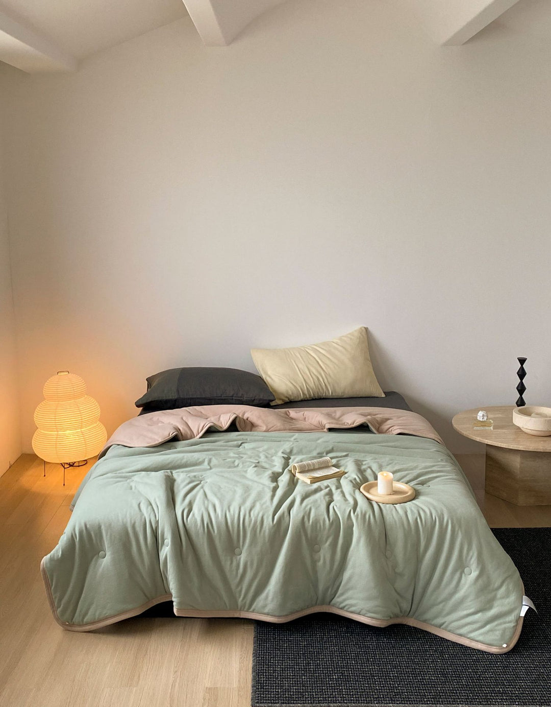 Ultralight climate-regulating quilted blanket with compact filling and cotton surface