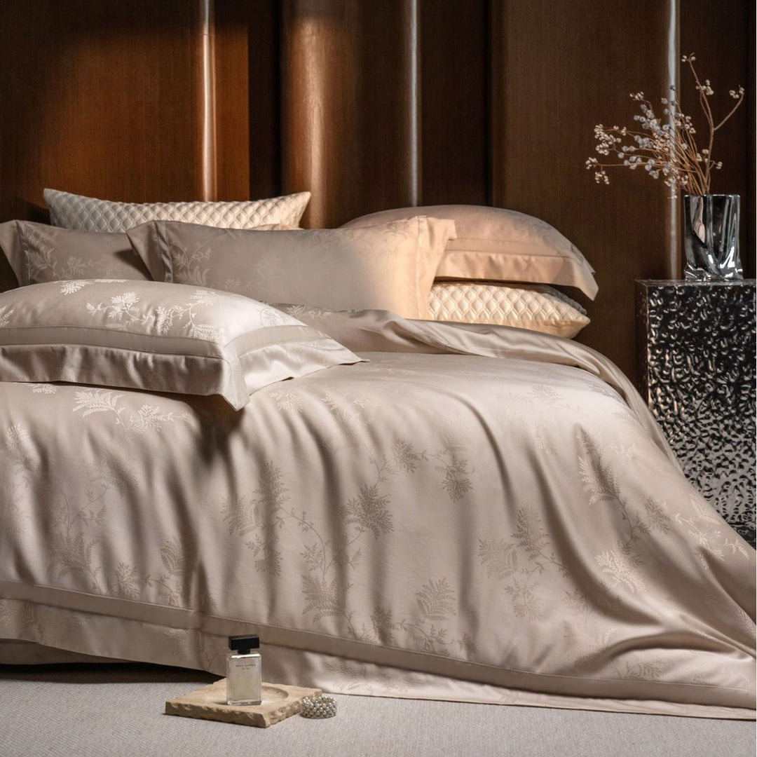 Luxurious satin jacquard bedding set with fine damask pattern and Oxford pillow