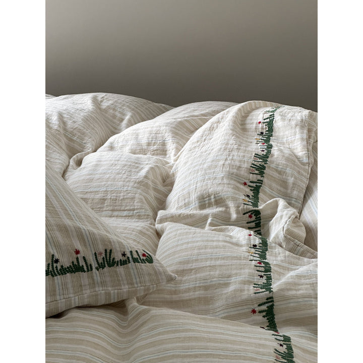 Striped cotton-linen duvet cover with washed crinkle quality and decorative embroidery border