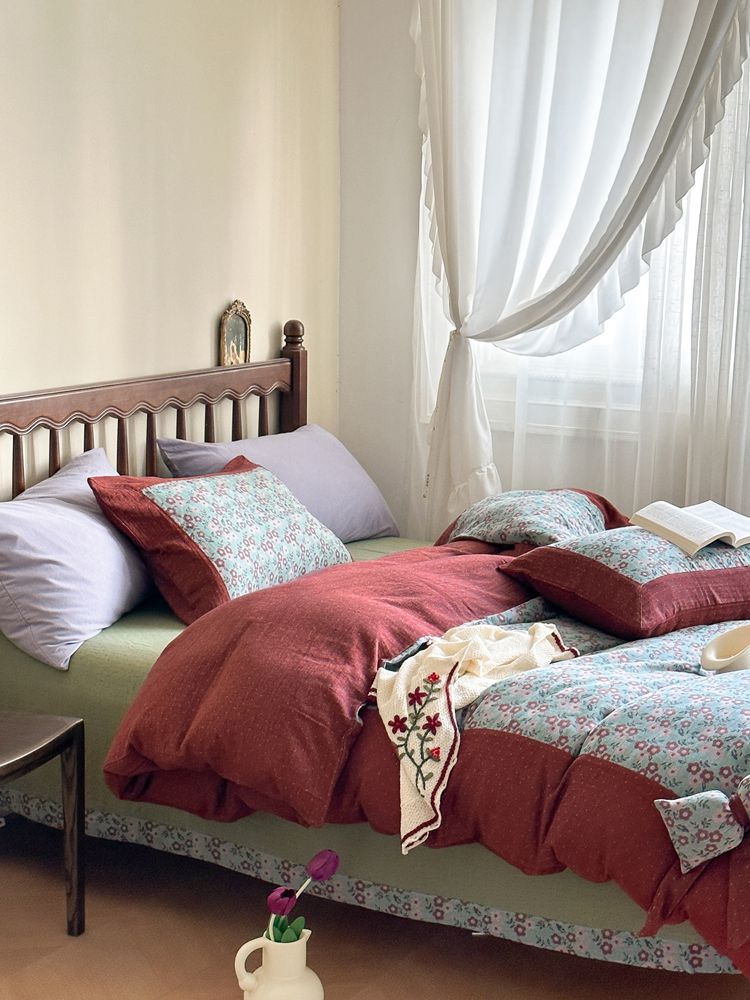 Luxurious reversible bedding set with bow details