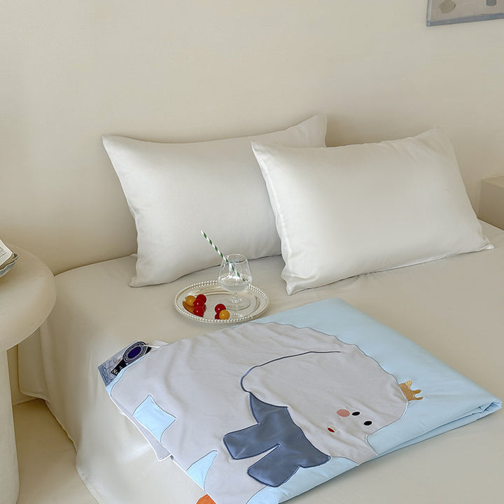 Reversible quilted bedspread with embroidered bear motif and light filling