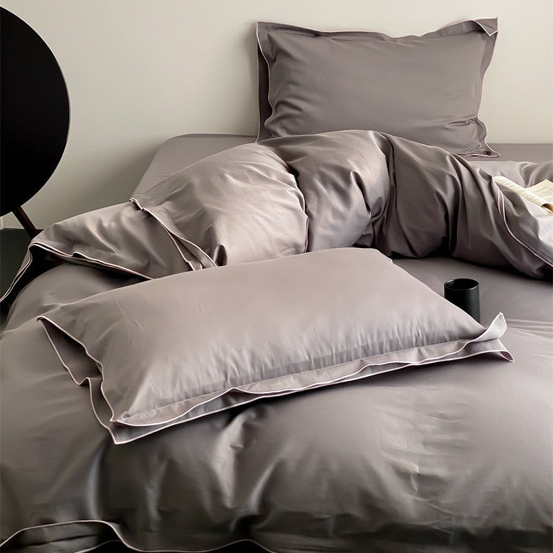 Bedding set made of cotton satin with fine piping