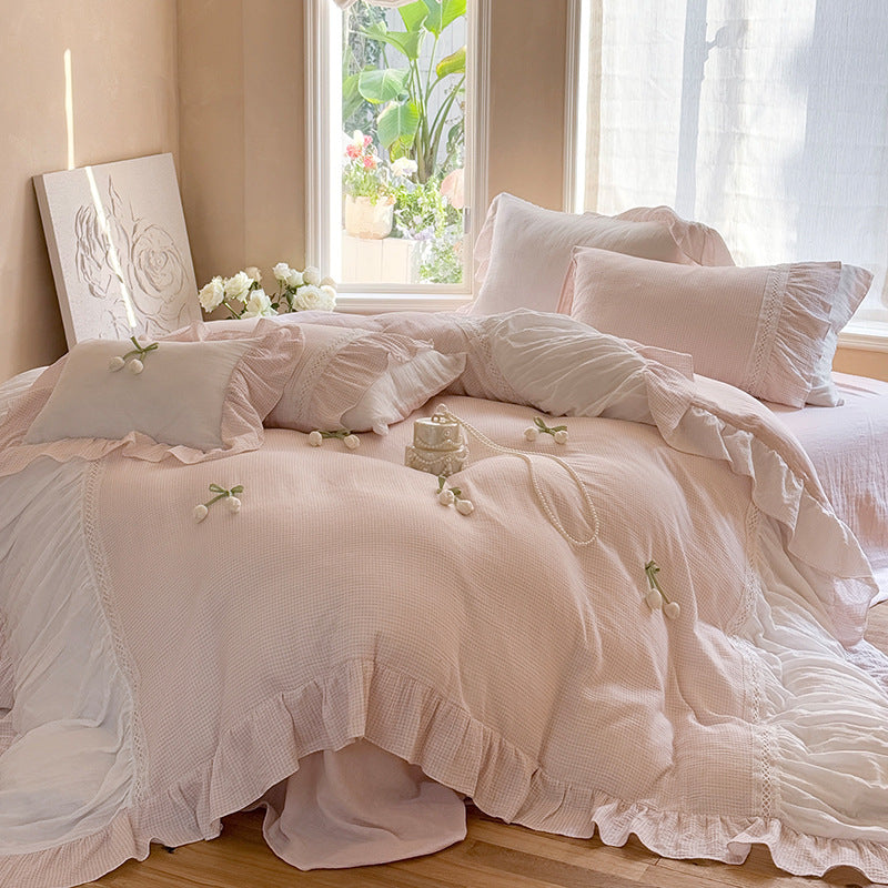 Ruffled bedding set made of cotton gauze with a fine waffle texture and lace edge