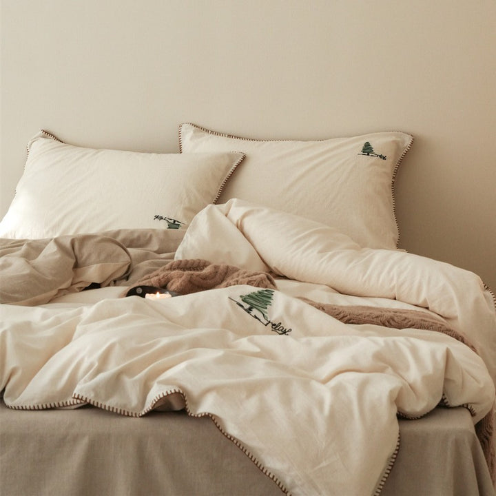 Bedding set made of cotton satin with fine embroidery and contrasting hem