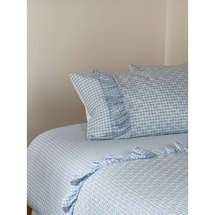 Quilted bedding set with Vichy check and decorative ruffle trim