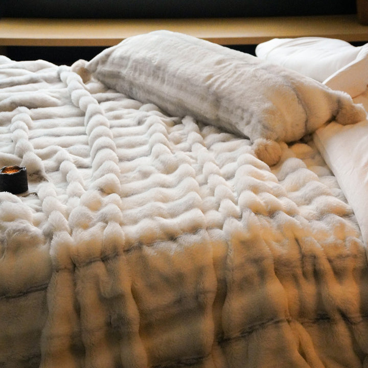 Luxurious Reversible Fleece Blanket made of Faux Fur with Quilted Wave Pattern