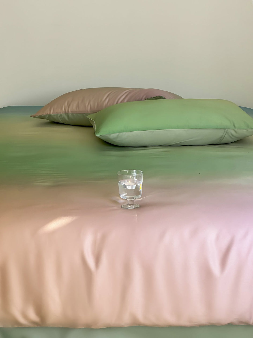 Bedding set made of satin with a soft ombre color gradient and a silky-matte feel