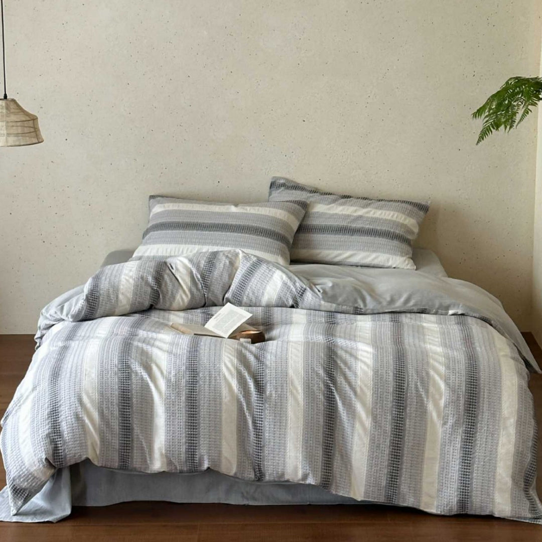 Striped bedding set made of cotton muslin with waffle texture