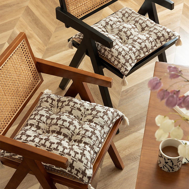 Decorative woven seat cushion with tufting and tassels Kalsten