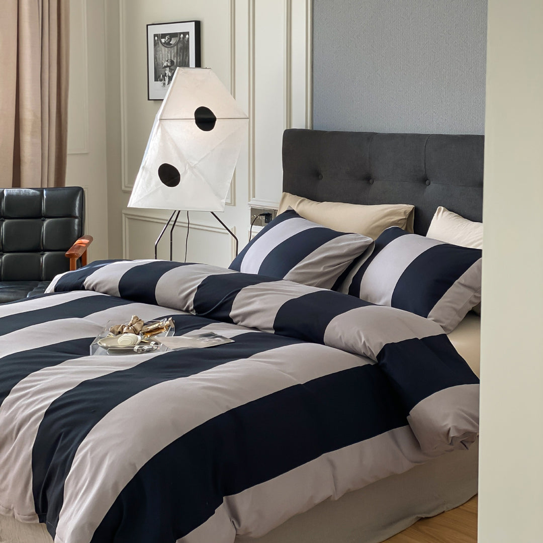 Striped bedding set made of cotton satin with concealed zip fastener