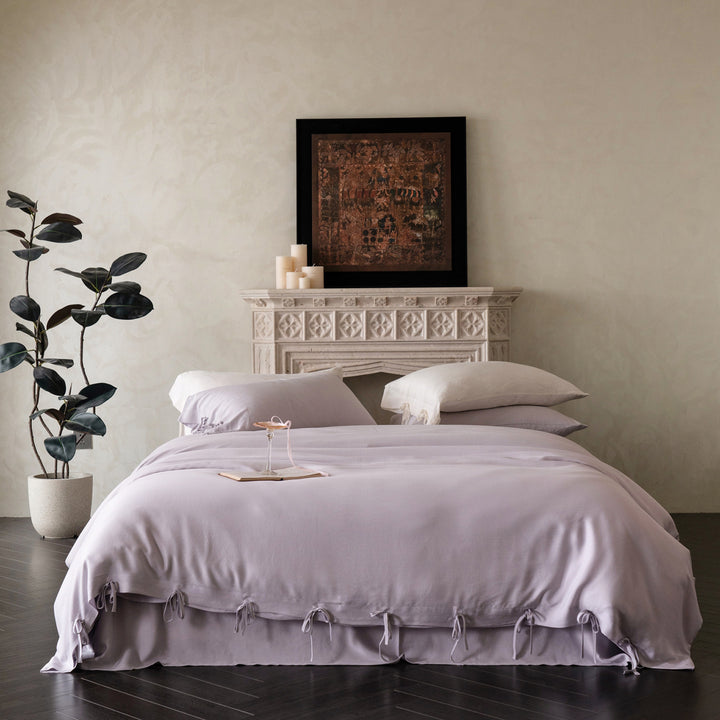 Bedding set with ties and bed skirt made of high-quality cotton percale