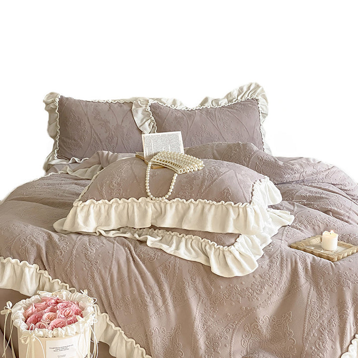 Bedding set with quilted jacquard relief and decorative ruffle