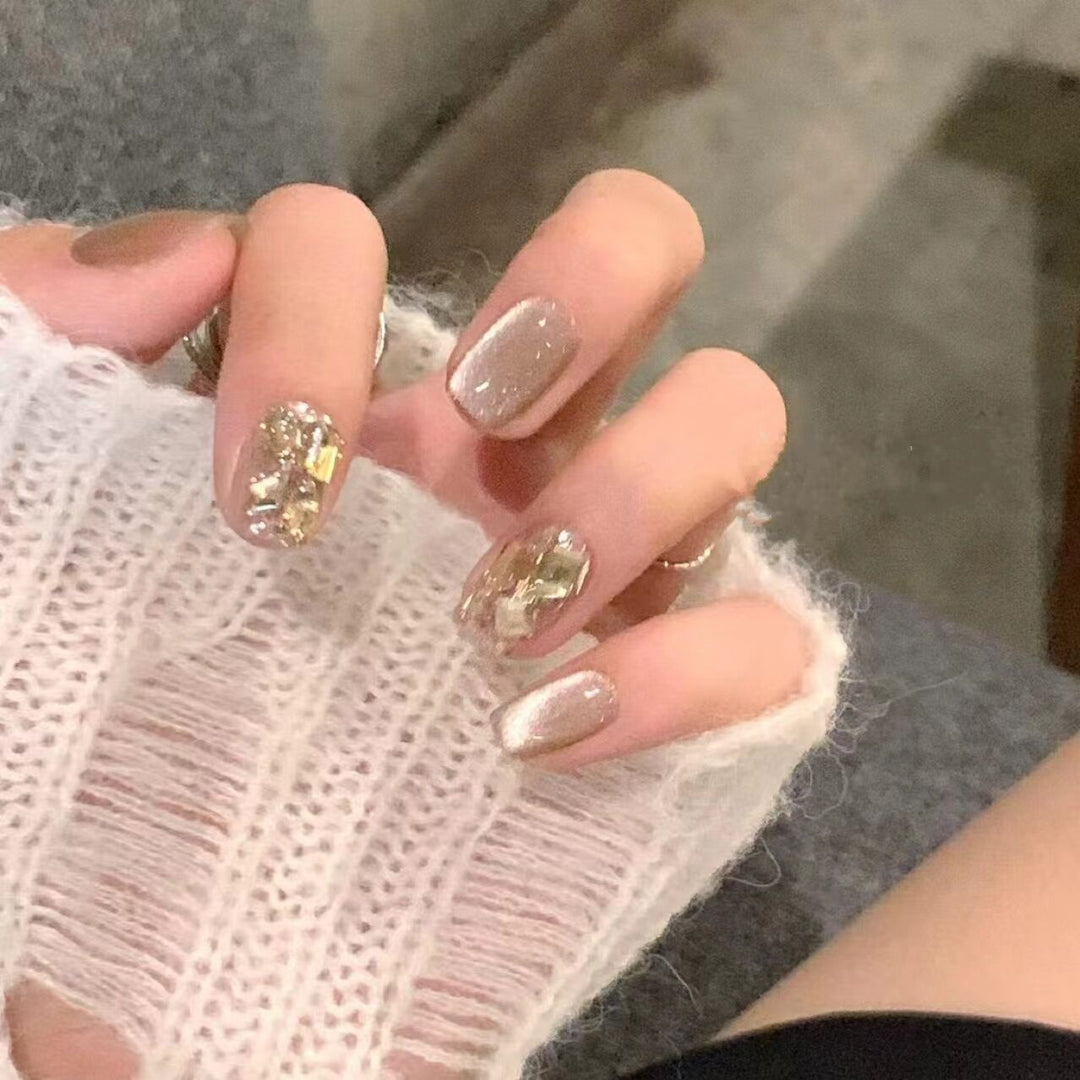 Artificial nail set with elegant glitter pattern and golden accents Kalsten