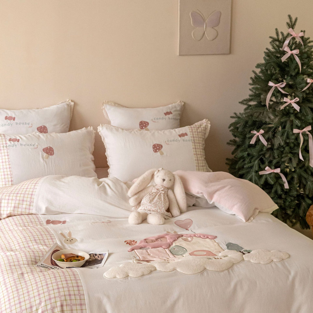 Children's bedding set with appliquéd playhouse motifs and quilted bedspread