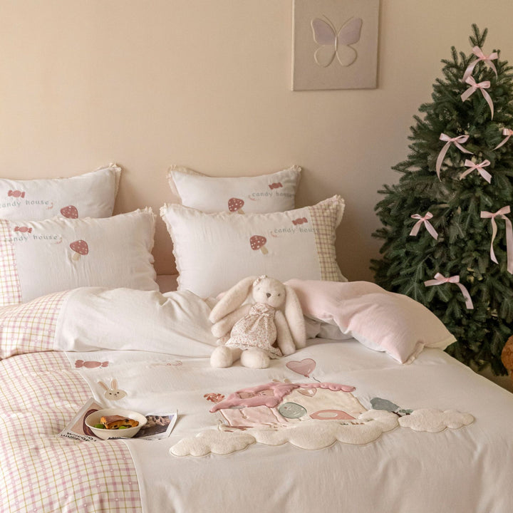 Children's bedding set with appliquéd playhouse motifs and quilted bedspread