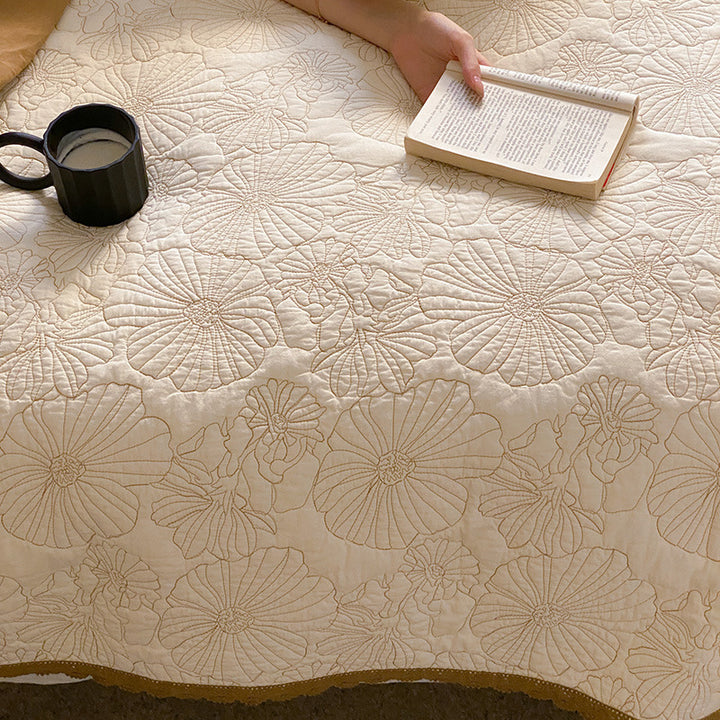 Quilted cotton-linen bedspread set with floral quilting pattern and crochet edge