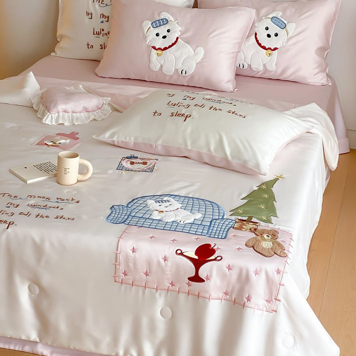 Playful satin bedding set with appliquéd animal motifs and quilted bedspread