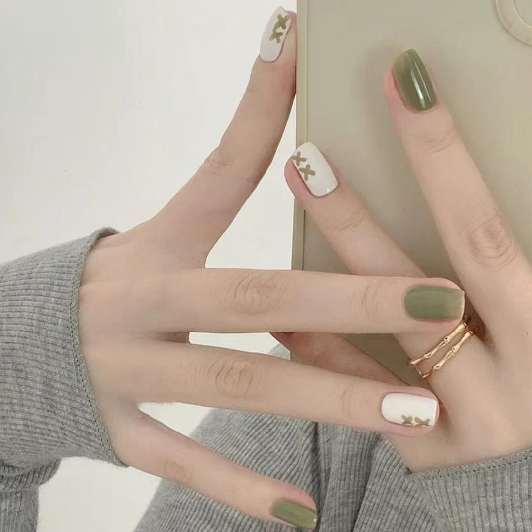 Artistic Press-On Nail Set with Elegant Pattern