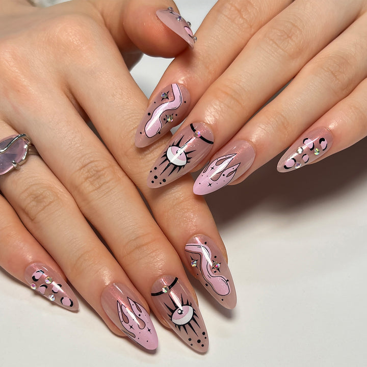 Artful nail art with extravagant designs and sparkling accents Kalsten