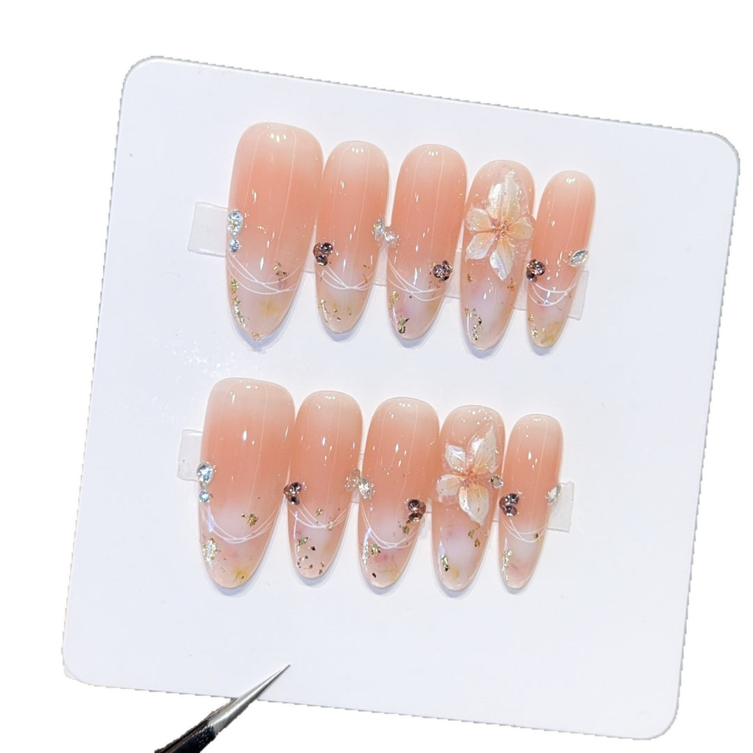 Artificial nails with delicate flower and glitter detail Kalsten