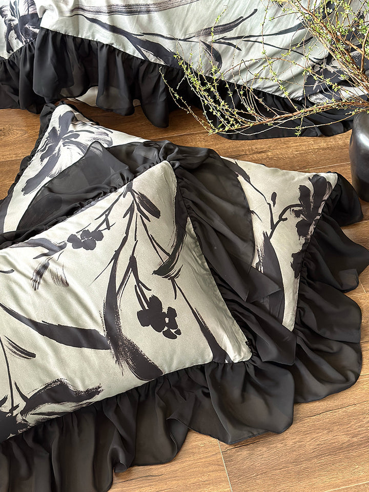 Romantic bedding set with gathered frill, chiffon ruffle hem and large floral print