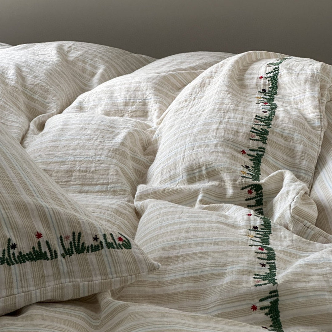 Striped cotton-linen duvet cover with washed crinkle quality and decorative embroidery border