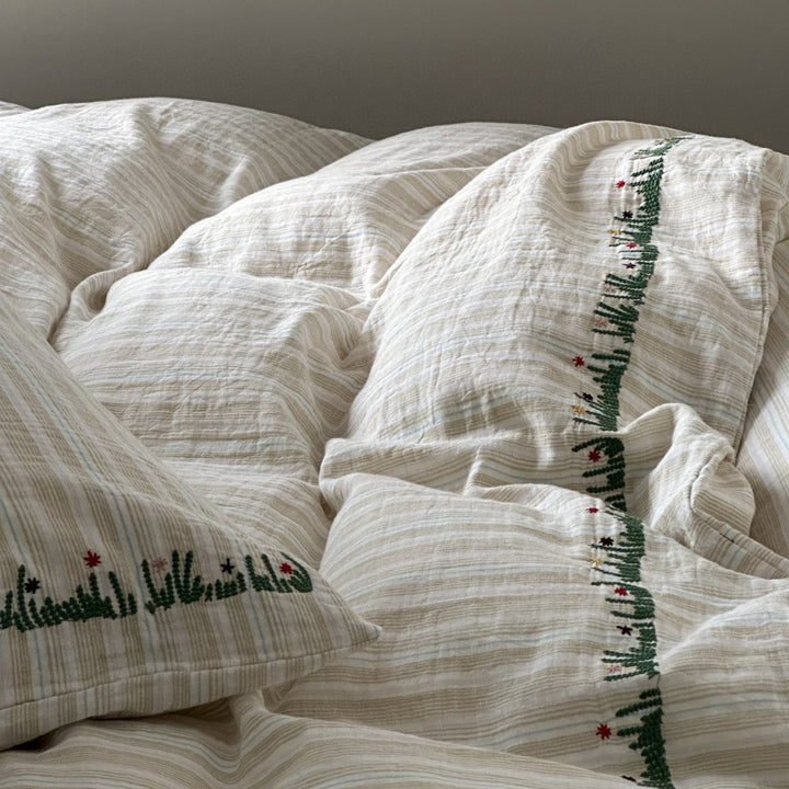 Striped cotton-linen duvet cover with washed crinkle quality and decorative embroidery border