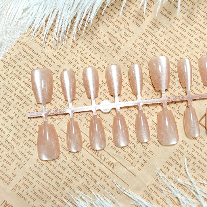 Artificial nails in the elegant nail art set Kalsten