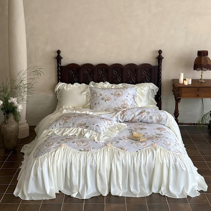 Bedding set made of cotton satin with floral rose pattern and voluminous ruffle