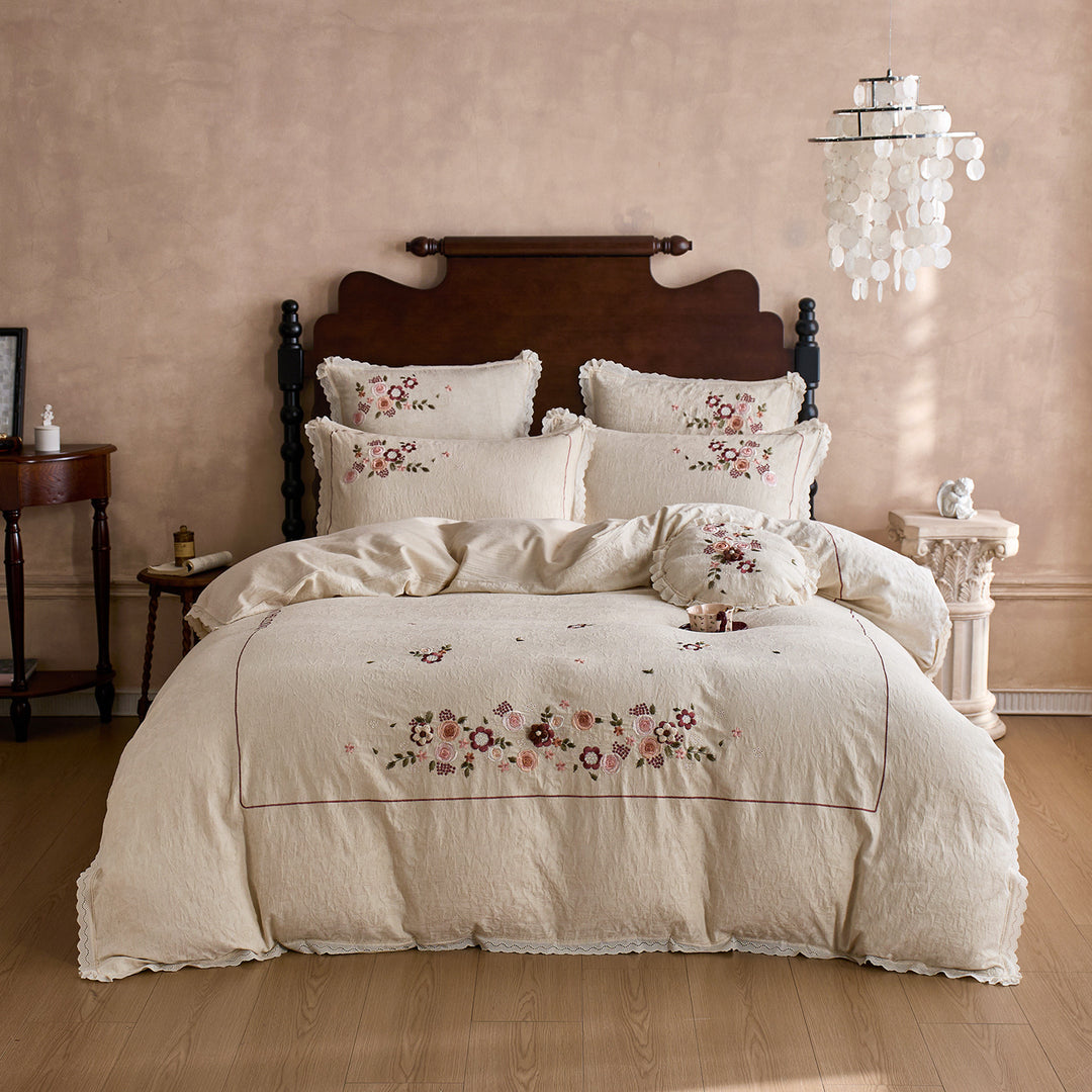 Romantic bedding set made of cotton-linen with floral embroidery and wavy hem