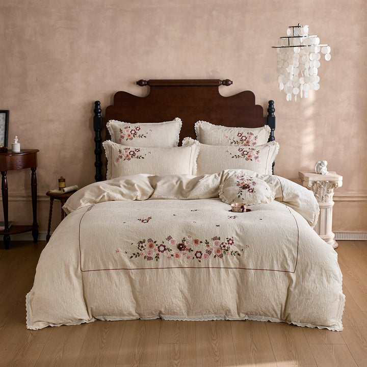 Romantic bedding set made of cotton-linen with floral embroidery and wavy hem