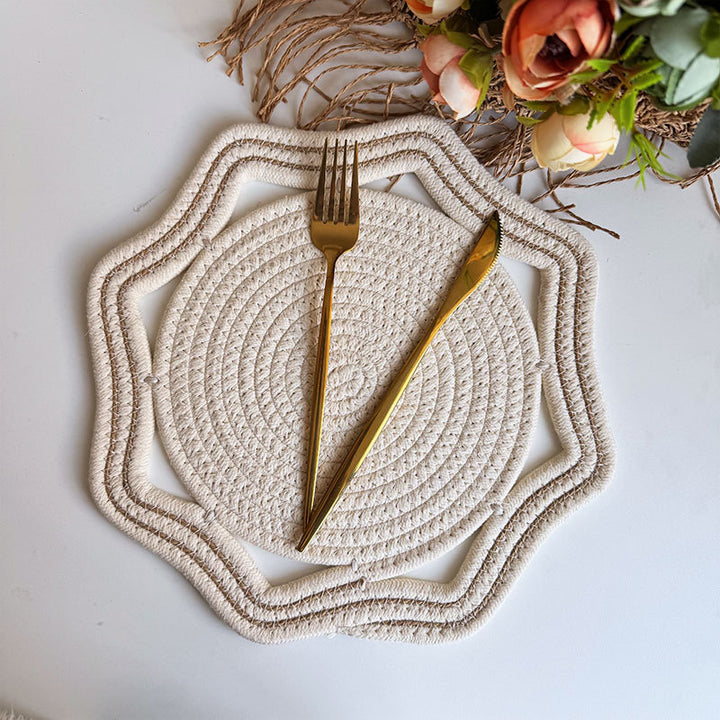 Braided cotton placemat with wavy edge and decorative contrast border