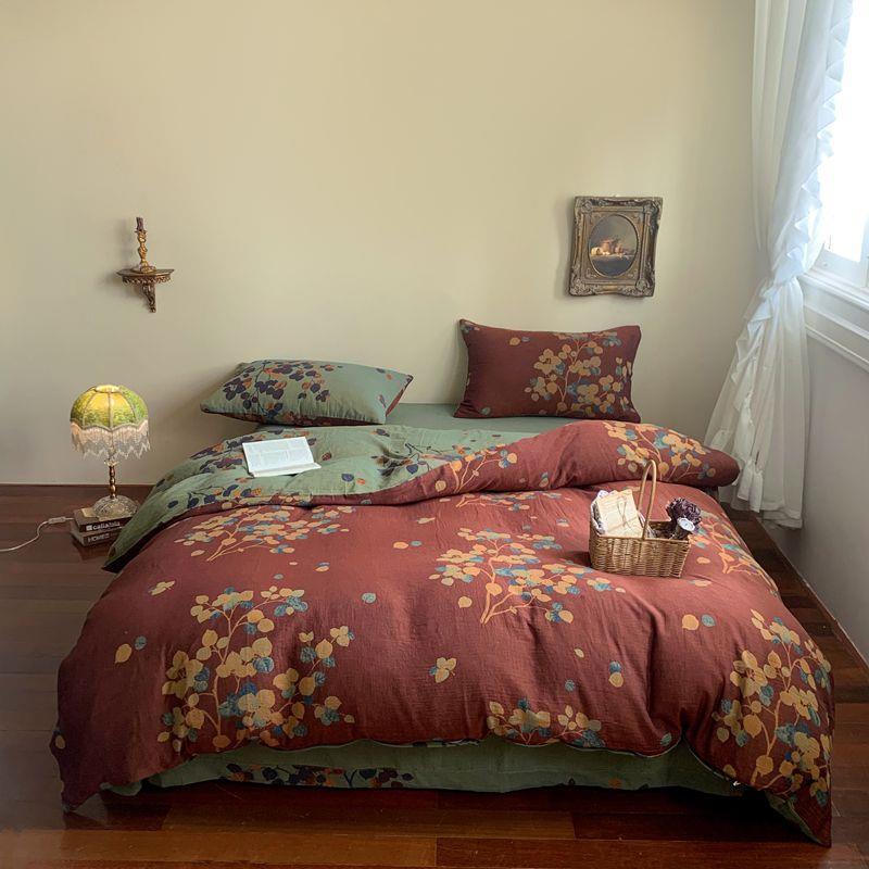 Reversible bedding set made of cotton-linen with delicate floral print and quilted blanket