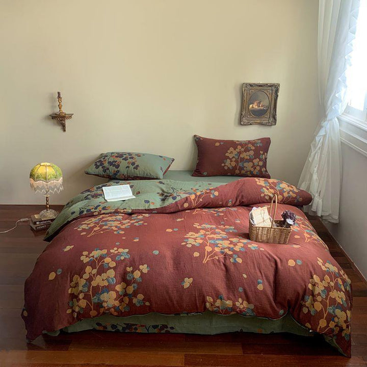 Reversible bedding set made of cotton-linen with delicate floral print and quilted blanket