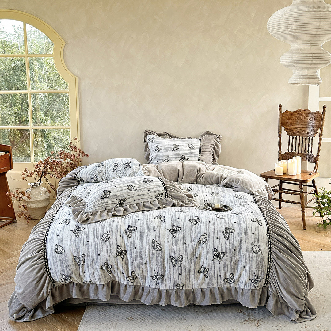 Quilted bedding set with butterfly design, ruffle and fleece finish