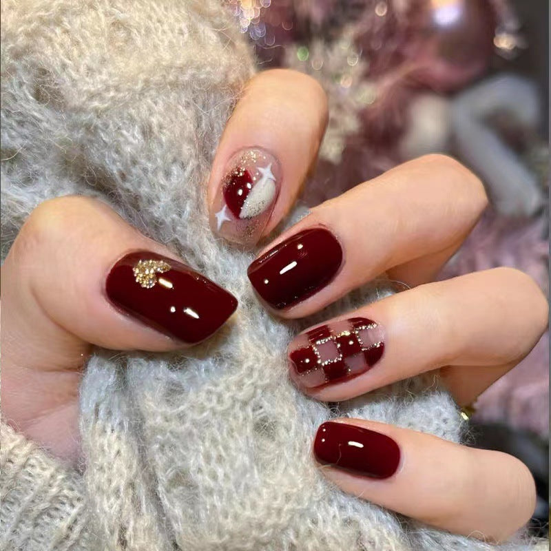 Trendy nail art with elegant accents Kalsten