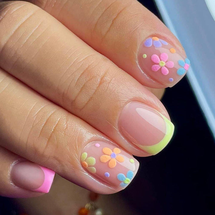 Artificial nails with playful floral design Kalsten