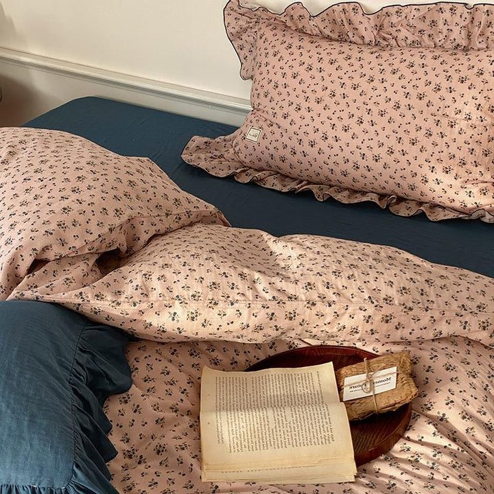 Cotton bedding set with delicate floral pattern and decorative ruffle