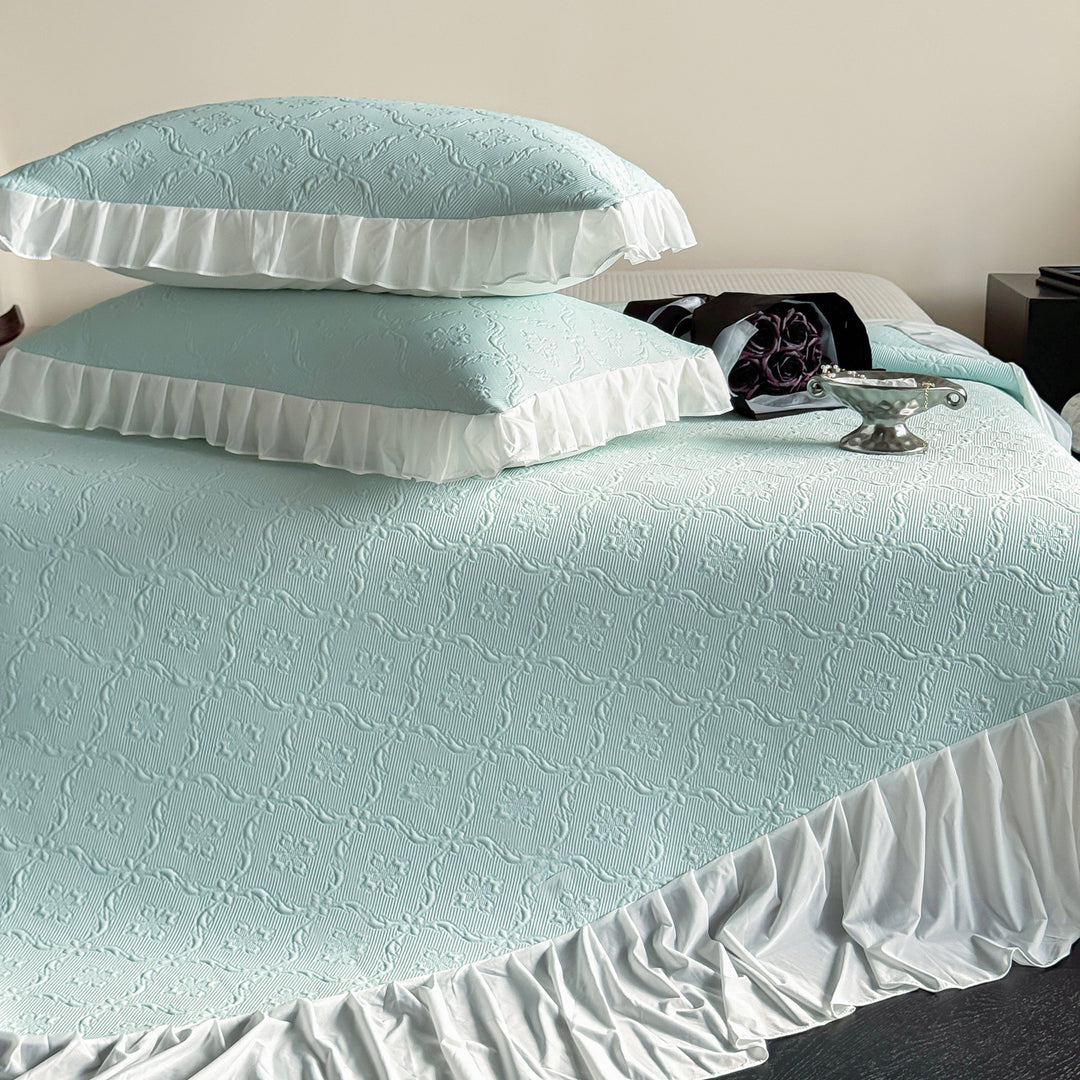 Quilted bedspread set with frill, relief pattern and light summer filling