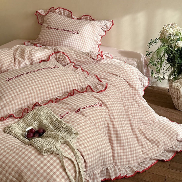 Romantic checkered bedding set with ruffle, frill edge and embroidered decorative detail