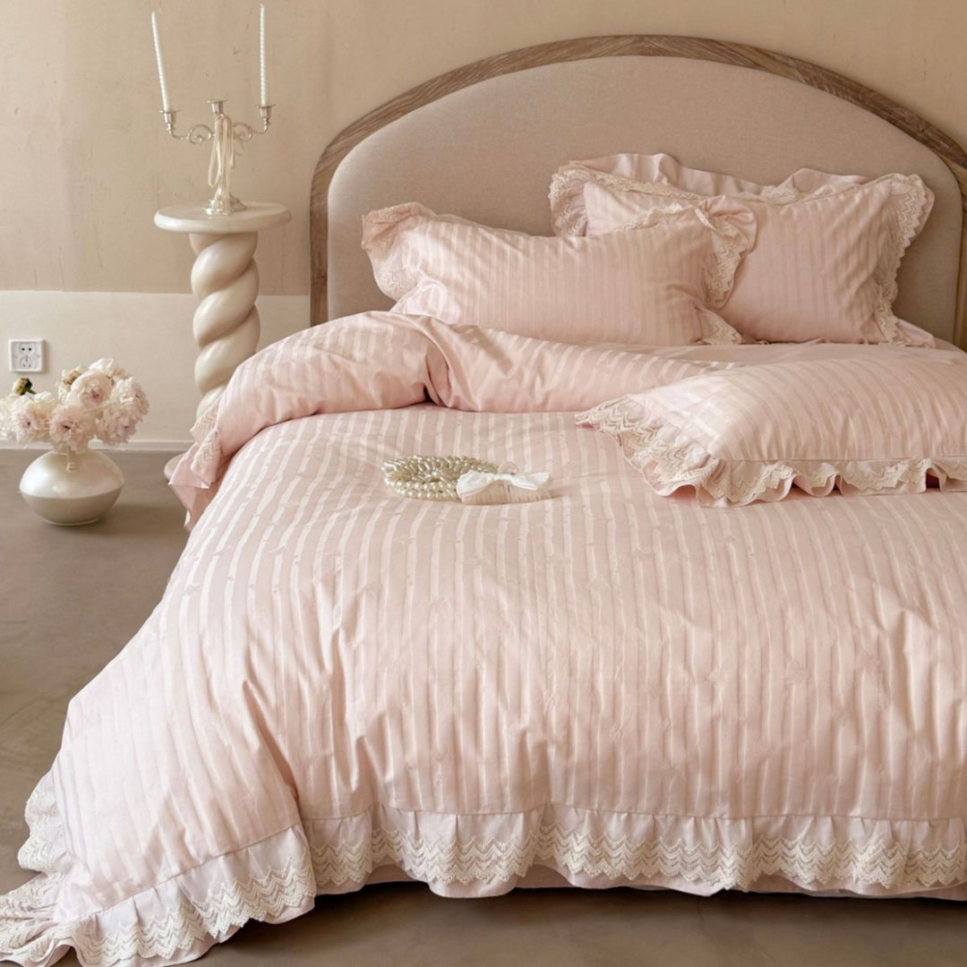 Luxurious lace bedding set with ruffles and jacquard texture